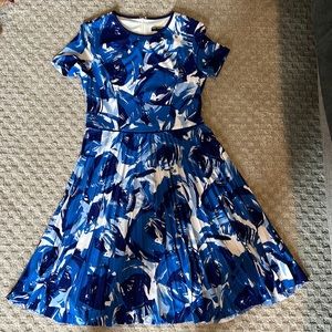 Maggy London Blue & White Abstract print pleated dress size 6